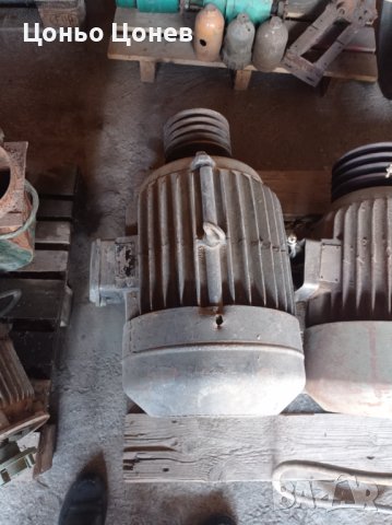 Електромотори /Електродвигатели/ трифазни с ремъчни шайби - 2 броя. 8kW и 10kW, снимка 2 - Китари - 41463705