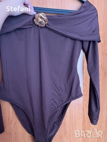 Дамско боди с брошка