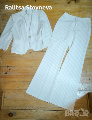 Костюм бял с черни линии