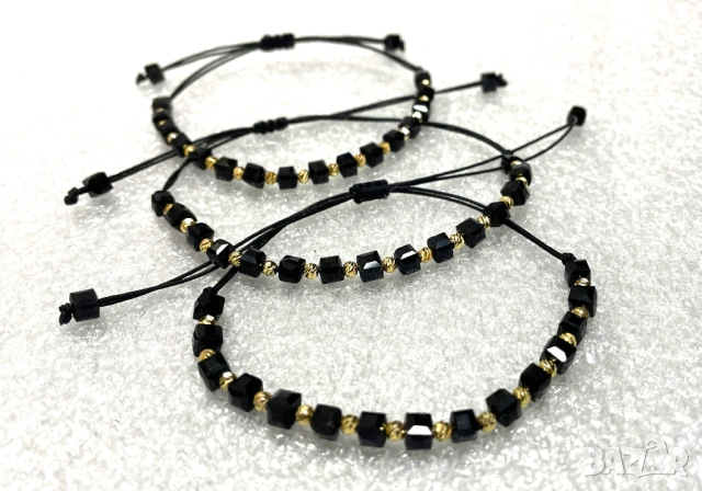 Гривни с фасетиран черен оникс и златисти топчета – ръчна изработка, снимка 2 - Гривни - 51535581