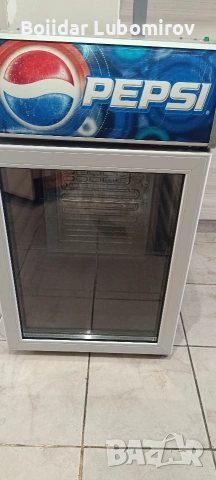 малка хладилна витрина 