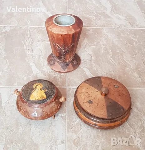 Старинни дървени ваза и две кутии