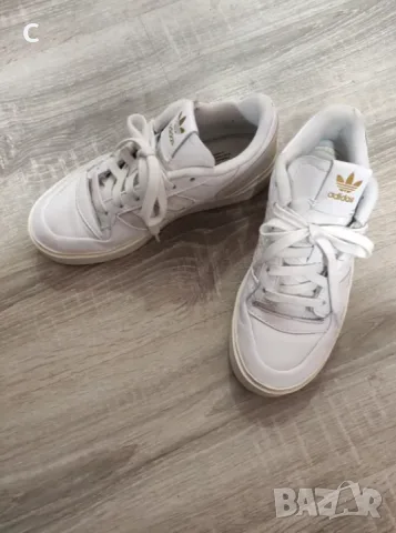 Оригинални маратонки Adidas естествена кожа , снимка 2 - Маратонки - 55782410
