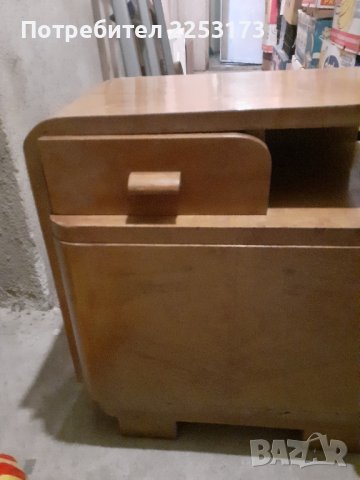 Две стари масивни шкафчета лот