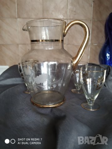 стар стъклен сервиз за вино