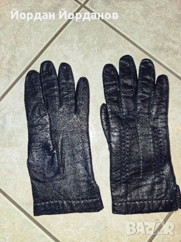 Продавам дамски черни кожени ръкавици от естествена кожа