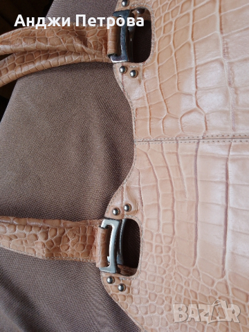 Оригинална бежова чанта с крокодилски принт от естествена кожа , снимка 4 - Чанти - 44666044