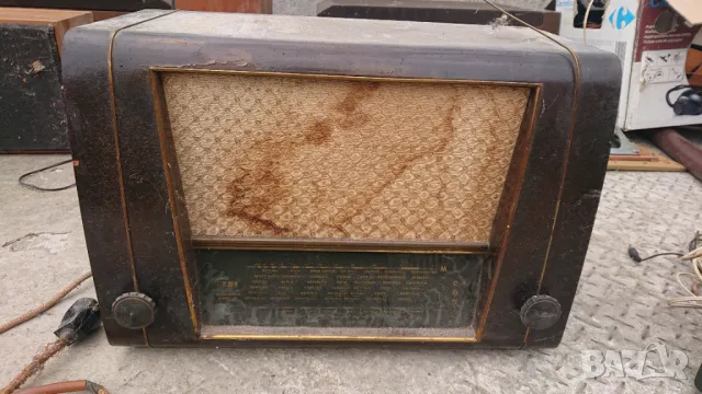 Стари ретро радио апарати, грамофон унитра, усилвател правен 