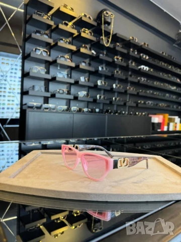 очила с черен обикновен калъф и ув защита valentino garavani , снимка 3 - Слънчеви и диоптрични очила - 51393982