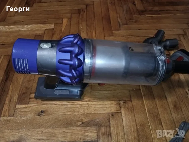 Отлична прахосмукачка Dyson V10 с добра батерия и аксесоари, снимка 2 - Прахосмукачки - 53357300