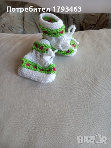 Ръчно плетени бебешки терлички от акрил, снимка 2 - Бебешки чорапи - 41931527
