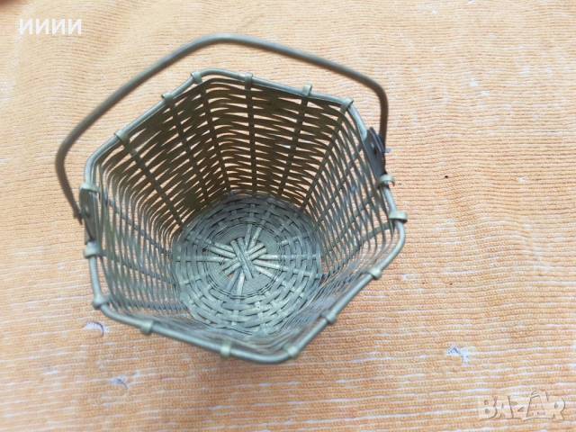 Плетена бронзова кошница