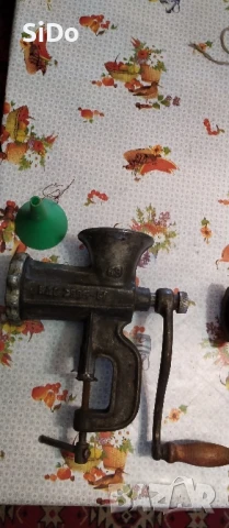 Лот 2 чугунени ръчни месомелачки малка и голяма, снимка 2 - Месомелачки - 50578375