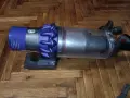 Отлична прахосмукачка Dyson V10 с добра батерия и аксесоари, снимка 2