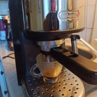Кафемашина Делонги с ръкохватка с крема диск, работи перфектно и прави страхотно кафе с каймак , снимка 1 - Кафемашини - 41282242