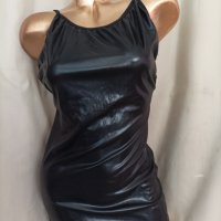 S Черна къса рокля от еко кожа с гол гръб, снимка 1 - Рокли - 41570527
