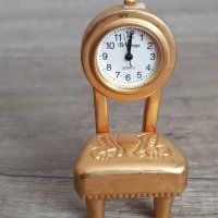 Миниатюрен кварцов часовник " LE TEMPS"-столче, снимка 1 - Антикварни и старинни предмети - 41922126