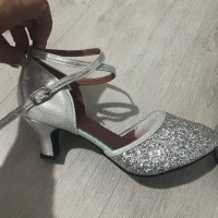 Нови сребристи обувки , снимка 1 - Дамски обувки на ток - 40644347