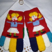 Ръчно плетени сувенирни вълнени детски ръкавички, снимка 4 - Шапки, шалове и ръкавици - 34229572