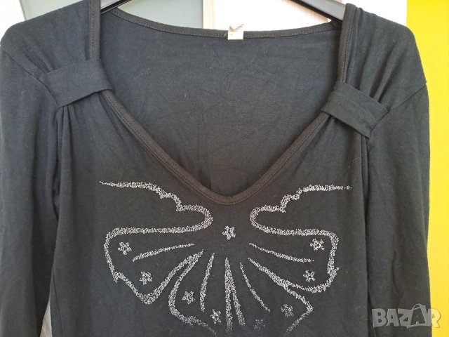 Дамска черна блуза по къса с дълъг ръкав