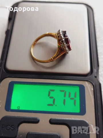 Съвременен дамски златен пръстен 18к с прекрасен гранат и диаманти.Има и сертификат, снимка 7 - Пръстени - 52211544