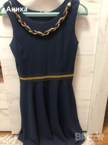 Рокля със златисто колие