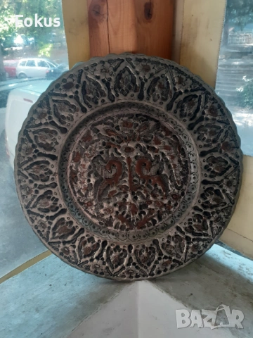 Стара голяма чукана и гравирана медна чиния с пиленца