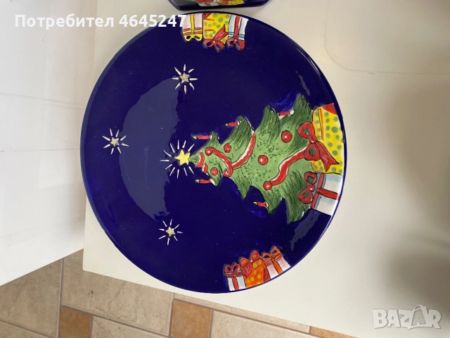 Порцеланова кутия за сладки с чиния към нея . 