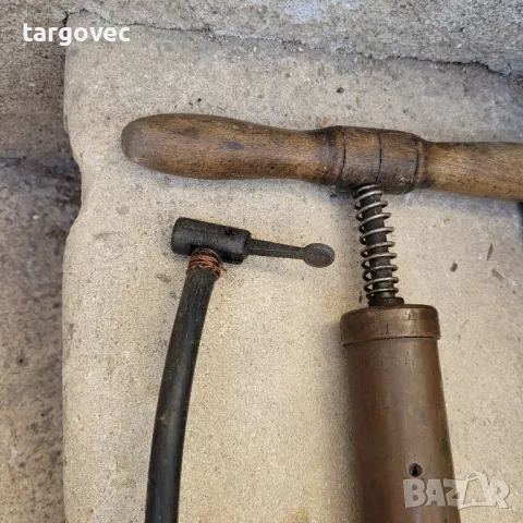 старинна бронзова автомобилна помпа
