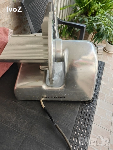 Продавам професионална кухненска машина за рязане