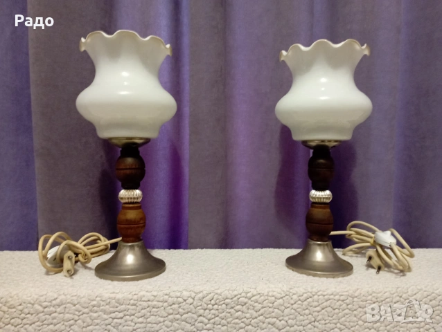 Комплект от две лампи с бели стъклени абажури