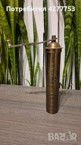 Стара ръчна метална мелничка