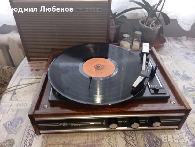 Грамофон Akords Riga от 1975г. с вграден усилвател и говорител 