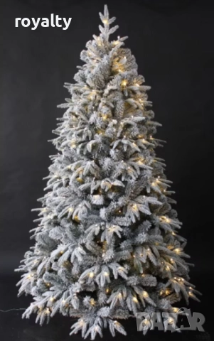 Коледна елха с вградени лампички по връхчетата