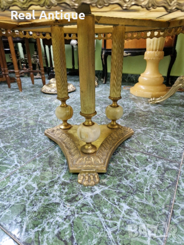 Чудесна антикварна белгийска бронзова маса с плот от оникс , снимка 2 - Антикварни и старинни предмети - 44835616