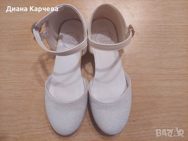 Продавам бели официални детски обувки за момиче размер 31