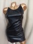 S Черна къса рокля от еко кожа с гол гръб, снимка 1 - Рокли - 41570527