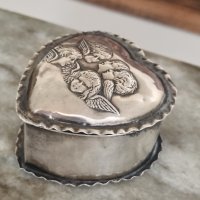 Антична английска сребърна кутия във формата на сърце - Ангелите На Рейнолд , снимка 4 - Антикварни и старинни предмети - 41414738