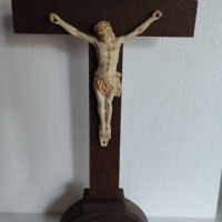 Настолен кръст Разпятие Христово от дърво и порцелан, снимка 1 - Антикварни и старинни предмети - 44701689
