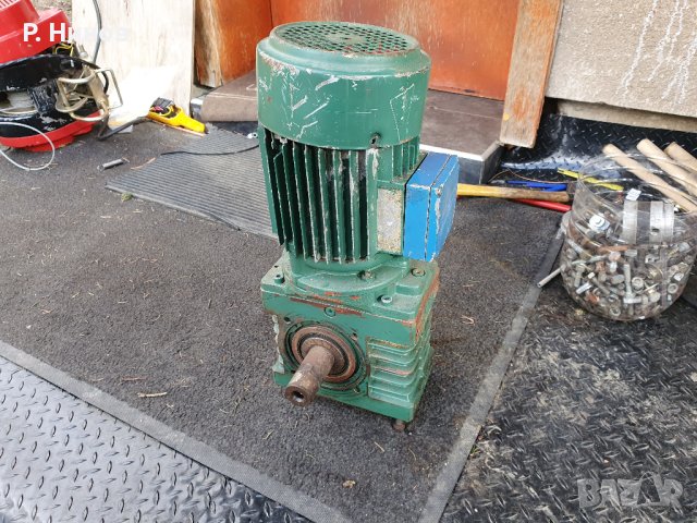 мотор редуктор  2.2 кW  60 оборота червячен