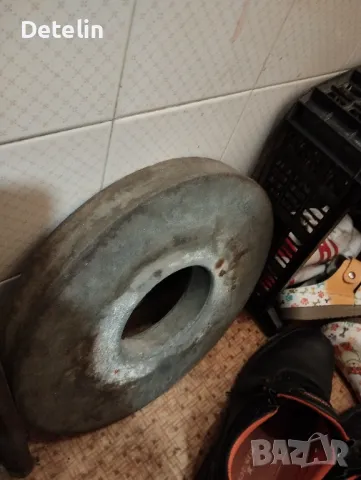 голям камък за шмиргел със стойка