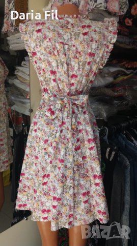 Памучна рокля на цветя с къдрички на раменете и около деколтето, снимка 7 - Рокли - 41669421
