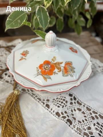 Красив порцеланов съд- Бисквитиера  Издигната на пиедестал елегантна форма, красива комбинация, снимка 6 - Кутии за храна - 53776231