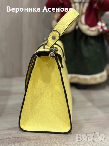 Жълта чанта Guess, снимка 5 - Чанти - 52541208