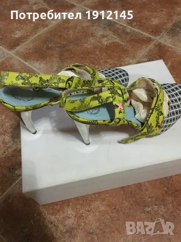 Обувки  Versace, снимка 2 - Дамски обувки на ток - 56254705