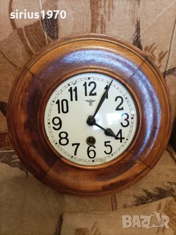 много стар немски стенен часовник със свастика орел