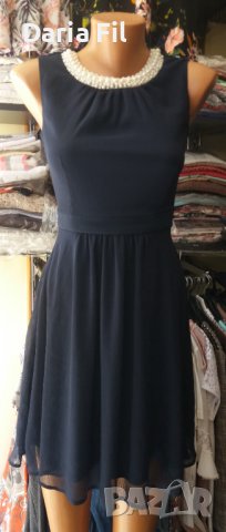 УНИКАЛНА ТЪМНОСИНЯ рокля шифон с подплата и бели перли около деколтето 