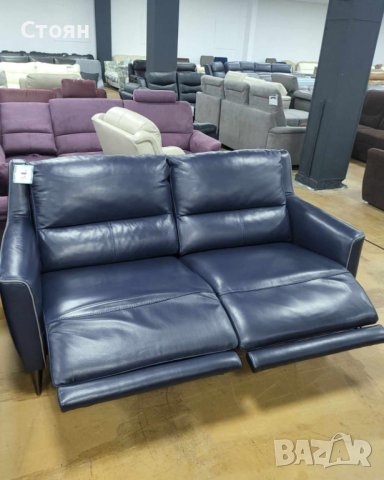 Комплект сини кожени дивани две тройки с електрически релакс механизъм, снимка 2 - Дивани и мека мебел - 41376557