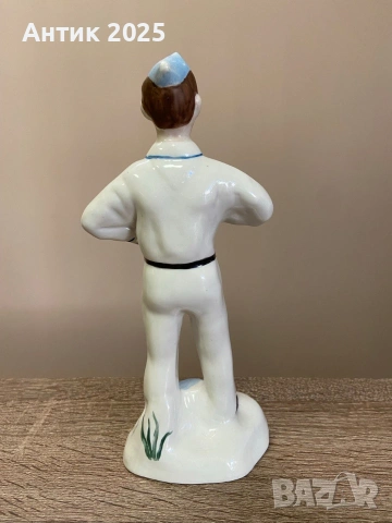 Винтидж порцеланова фигурка „Юен регулировчик на автомобилното движение“, снимка 2 - Антикварни и старинни предмети - 53235638