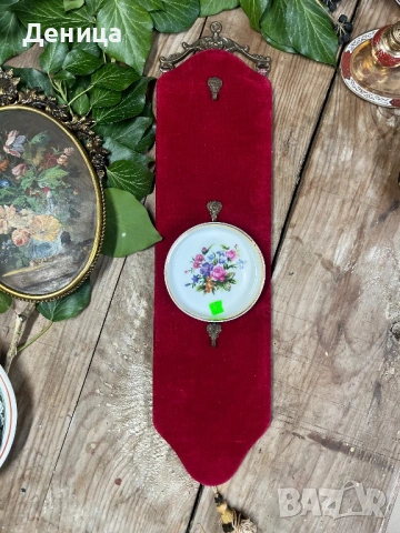 Декоративна стенна закачалка за ключове, облечена с червено кадифе.  Може да  окачвате ключове